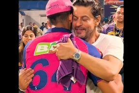 Shah Rukh Khan hugs Yashasvi Jaiswal
