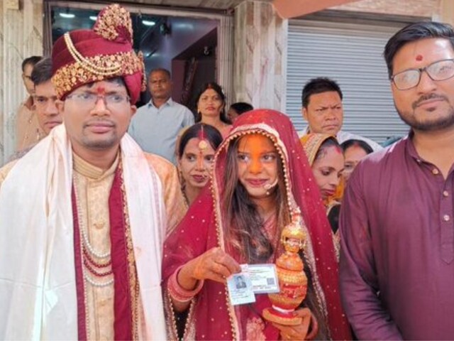 Newly wed Sushmita Kumari with her husband. (X)