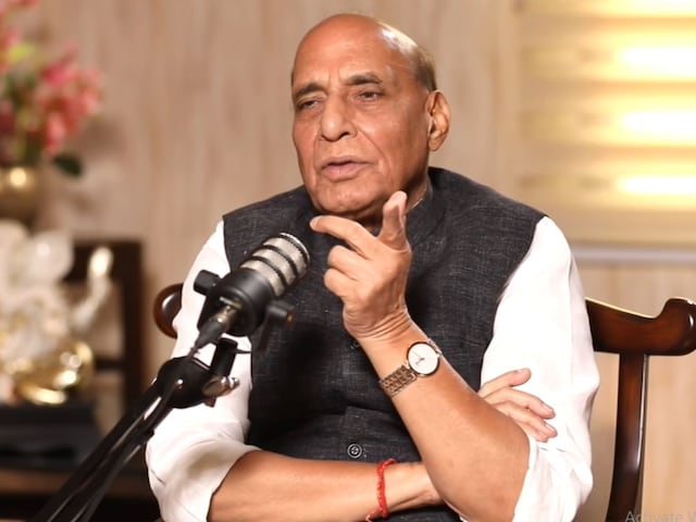 Rajnath Singh spoke about how Congress, that imposed Emergency, accuses BJP of 'tanashahi'.