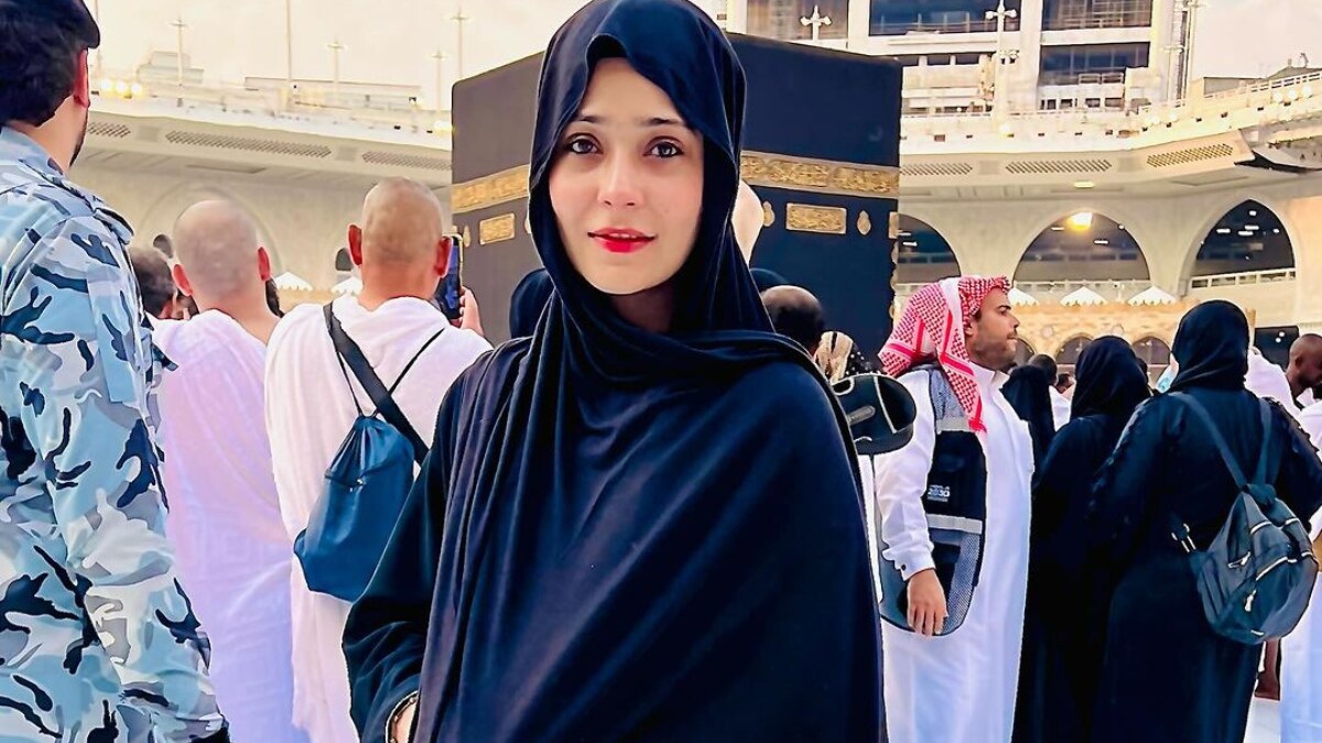 Sara Khan Performs Umrah, Talks About The ‘Value Of Inspiring Others’