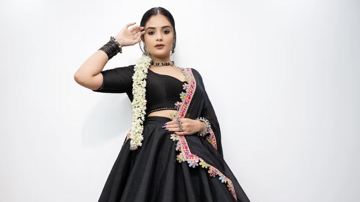 Actress Sreemukhi Approached For Allu Arjun-Atlee Movie? What We Know - Vimarsana News