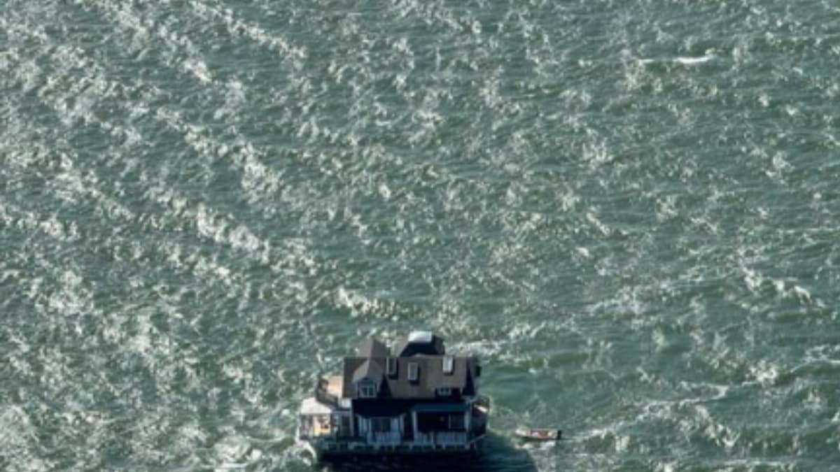Two-Storey House ‘Floats’ Across San Francisco Bay. No, We Are Not Joking – News18