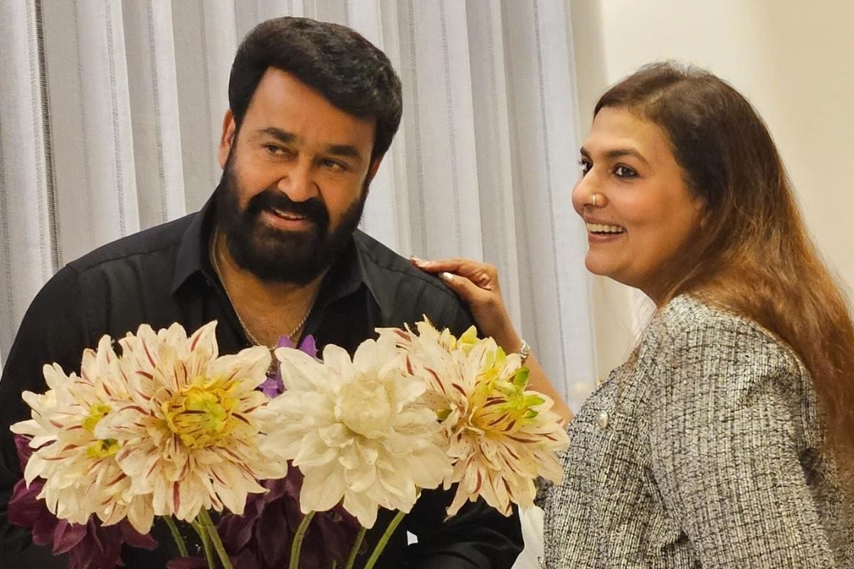 Mohanlal Surprises Wife Suchitra With Flowers And A Cute Note On Anniversary