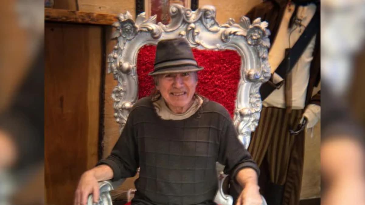 70-year-old Man Is Spending Rs 33,000 A Week On Billboard Ad To Find A Girlfriend - Vimarsana News