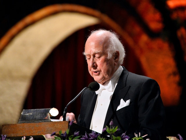 Nobel physics laureate Peter Higgs addresses the traditional Nobel gala banquet at the Stockholm City Hall, December 10, 2013. (Reuters File Photo)
