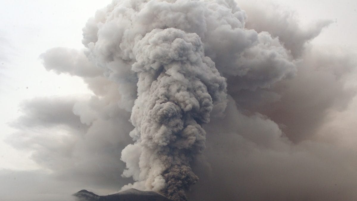 Seorang wanita Tionghoa yang berpose untuk foto di Indonesia jatuh ke gunung berapi dan meninggal