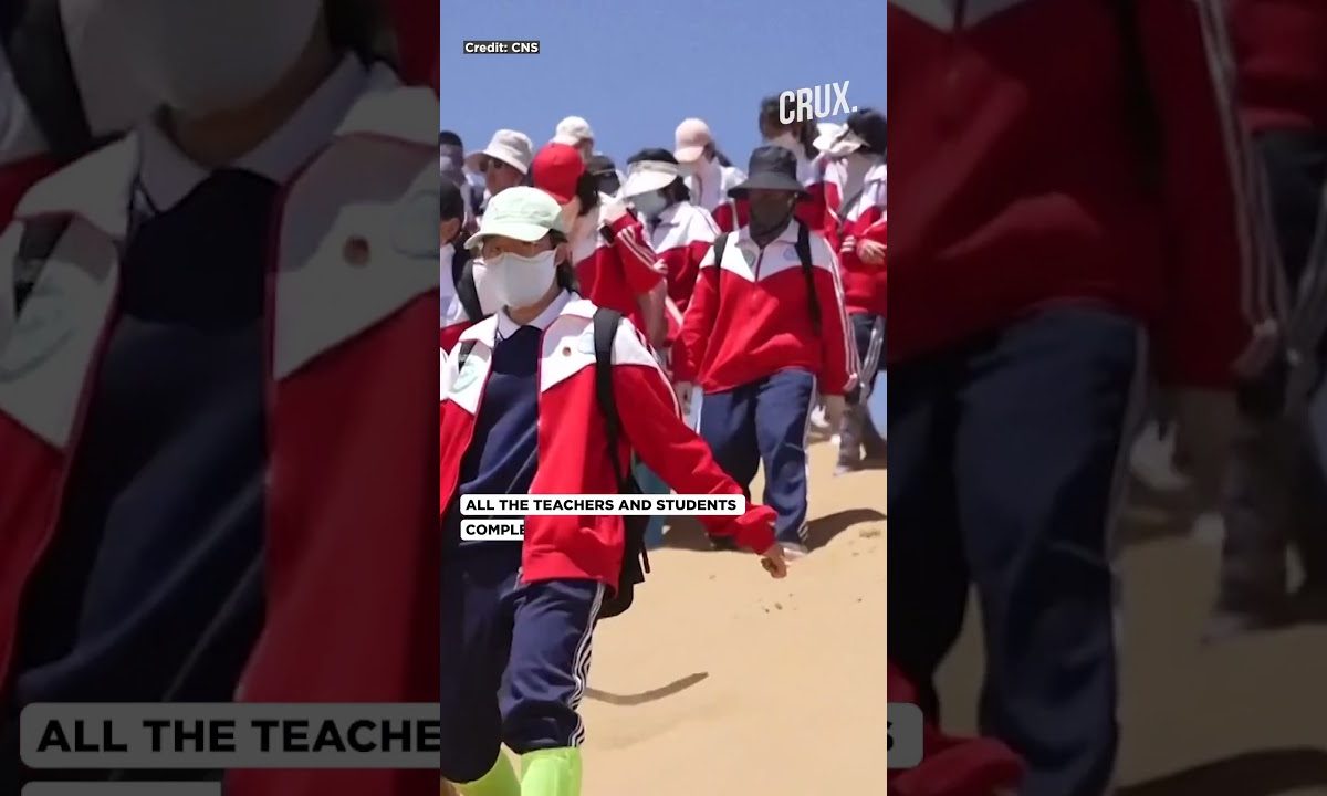 Thousands Of Students & Teachers Hike Through China’s Kubuqi Desert