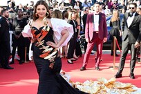 Aishwarya Rai Gets Loudest Cheers As She Walks Cannes Red Carpet With Broken Hand | Watch