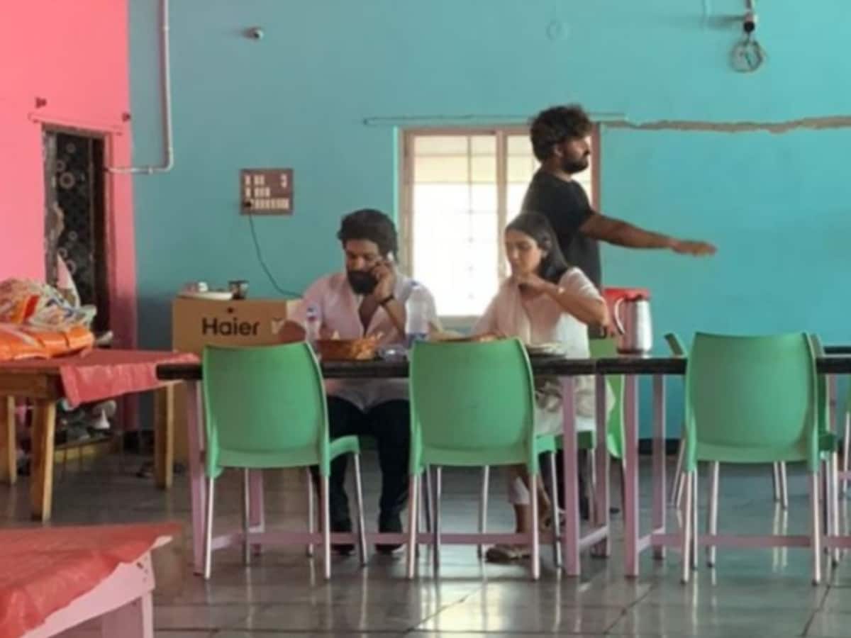 Allu Arjun, Wife Sneha Reddy Spotted Enjoying Lunch At A Local Hotel, Photo  Goes Viral; See Here - News18