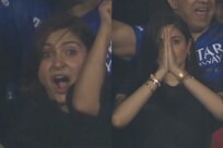 Anushka Sharma Jumps, Thanks God as Virat Kohli's RCB Beats DC; Her Reaction Goes Viral | Watch