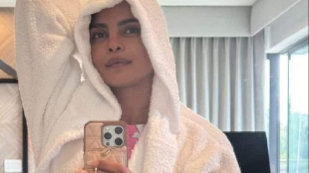 Priyanka Chopra Kick Starts Sunday Morning With In A Comfy Robe, See ...