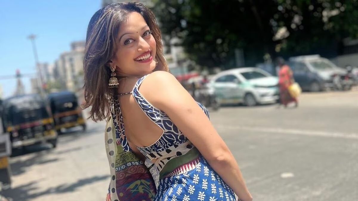 Actress Manasi Naik's Dark Blue Saree Is Perfect For Summer Weddings - Vimarsana News