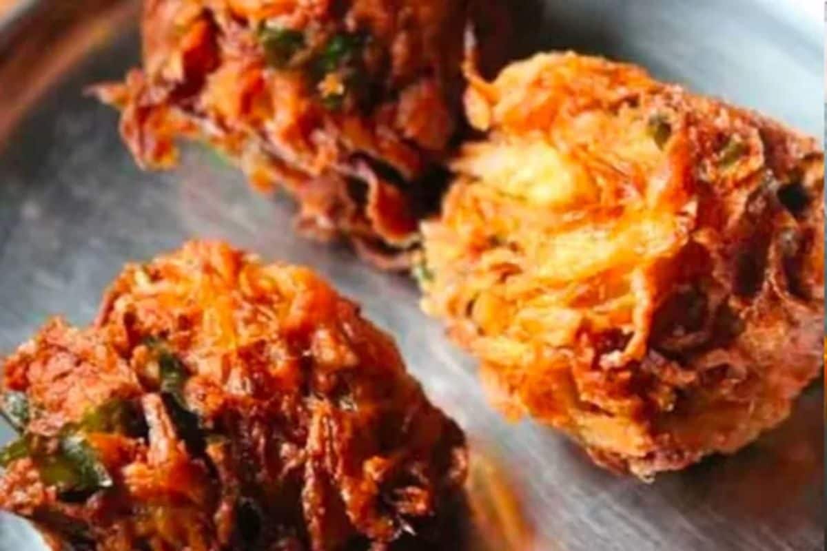 Looking For Tasty Tea-time Snacks? Try This Onion Pakoda Recipe At Home