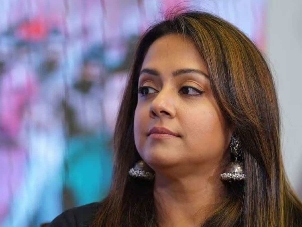 Actress Jyothika poses with her sisters in a viral family photo