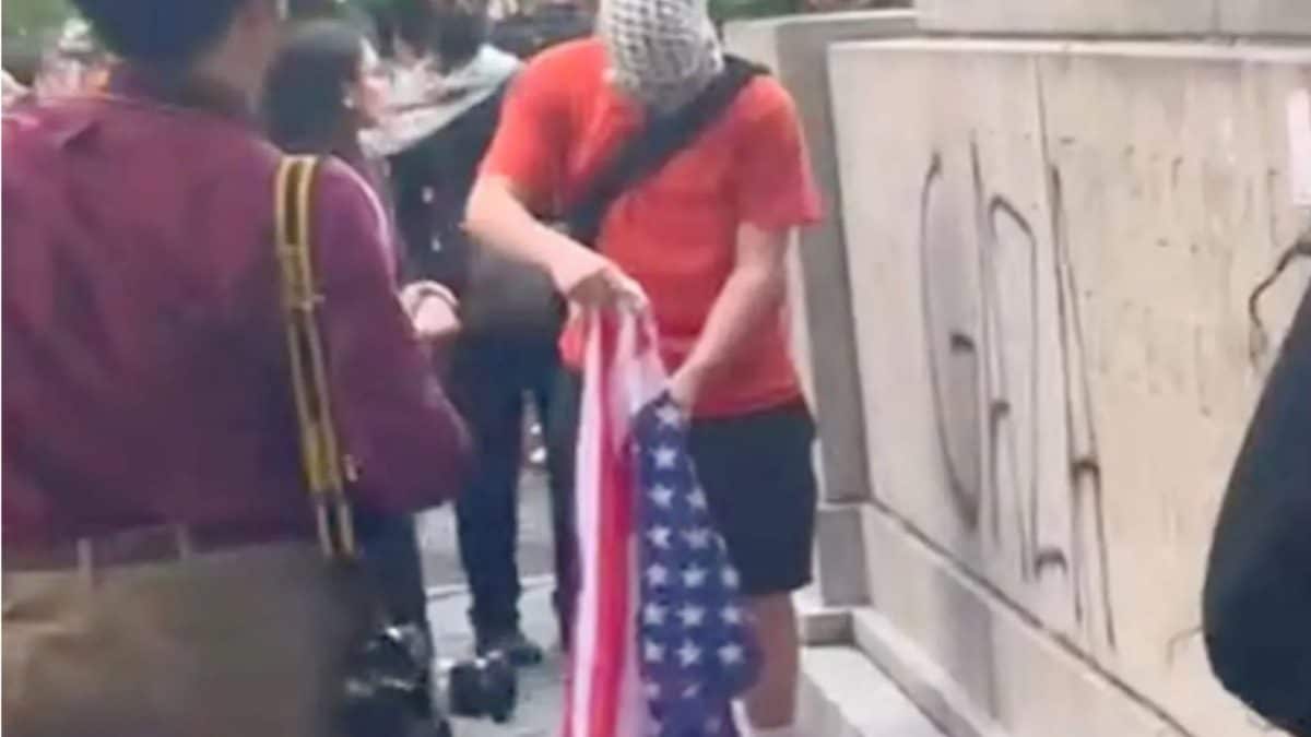 Demonstran anti-Israel membakar bendera Amerika dan merusak Monumen Perang Dunia ketika polisi mencegah mereka mencapai Met Gala