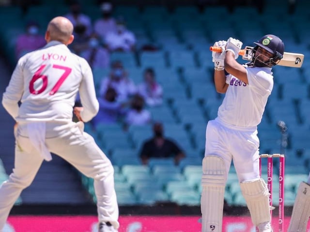 Rishabh Pant facing Nathan Lyon in Sydney Test 2022