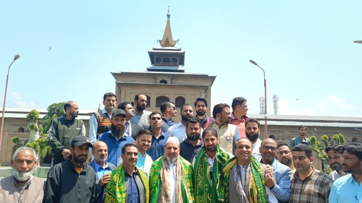 Mainstream Politicians Pray at Kashmir's Jamia Masjid, Known for 'Anti-India' Protests, After Decades - Vimarsana News