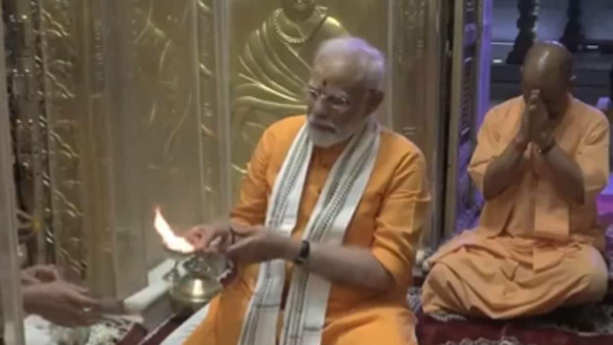 PM Modi Provides Prayers at Kashi Vishwanath After Grand Roadshow in Varanasi | WATCH – News18