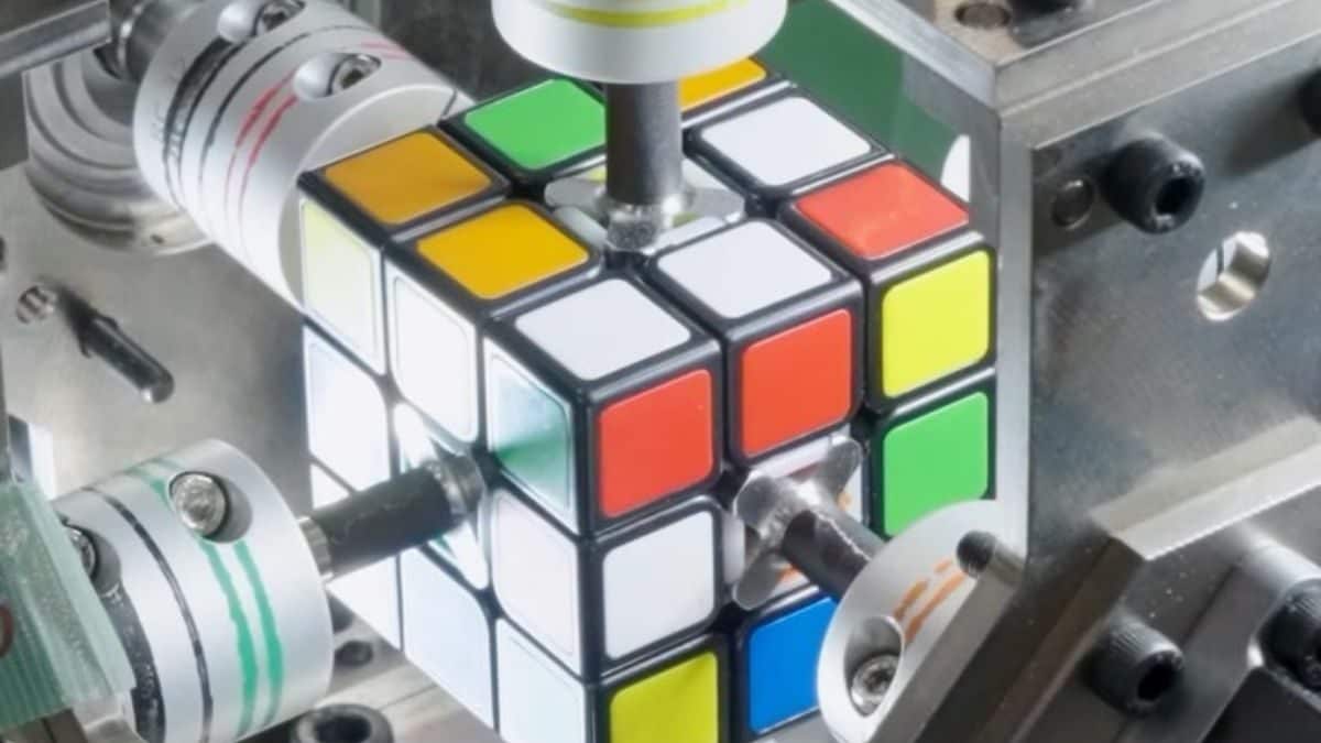 'Blink And You'll Miss It': Robot Solves Rubik's Cube In Less Than A ...