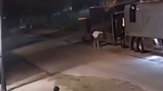 'Don't Be This Guy': Man Drinks Beer As He Watches Another Man Get Robbed At Knifepoint - Vimarsana News