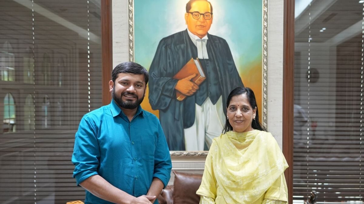 Congress Candidate Kanhaiya Kumar Meets AAP's Sunita Kejriwal, Vows To Fight For Delhi's 'Self-Respect' - Vimarsana News