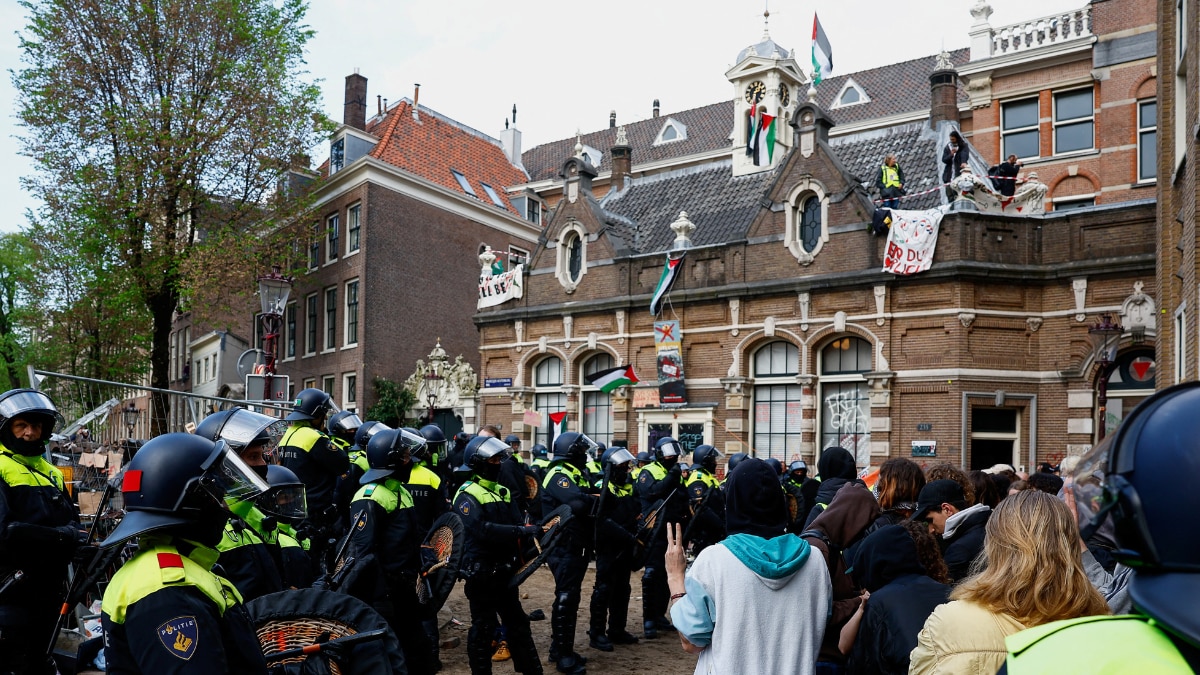 BEKIJK: Nederlandse politie verwijdert barricades bij de Amsterdamse universiteit te midden van pro-Palestijnse protesten