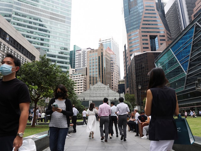 Office workers go for lunch at the central business district on the first day free of coronavirus disease (COVID-19) restrictions in Singapore, April 26, 2022. (Reuters/File Photo)