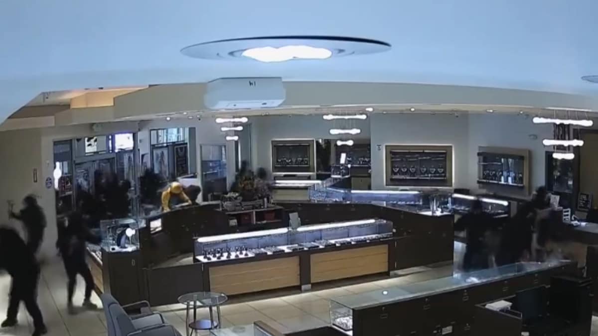 20 Robbers Storm Into Jewellery Store, CCTV Video of Dramatic Heist ...