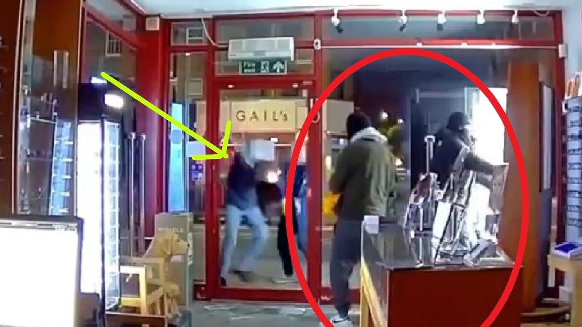 Video: Moment London Cops Ambush Armed Robbers Stealing Designer Sunglasses Video: Moment London Cops Ambush Armed Robbers Stealing Designer Sunglasses