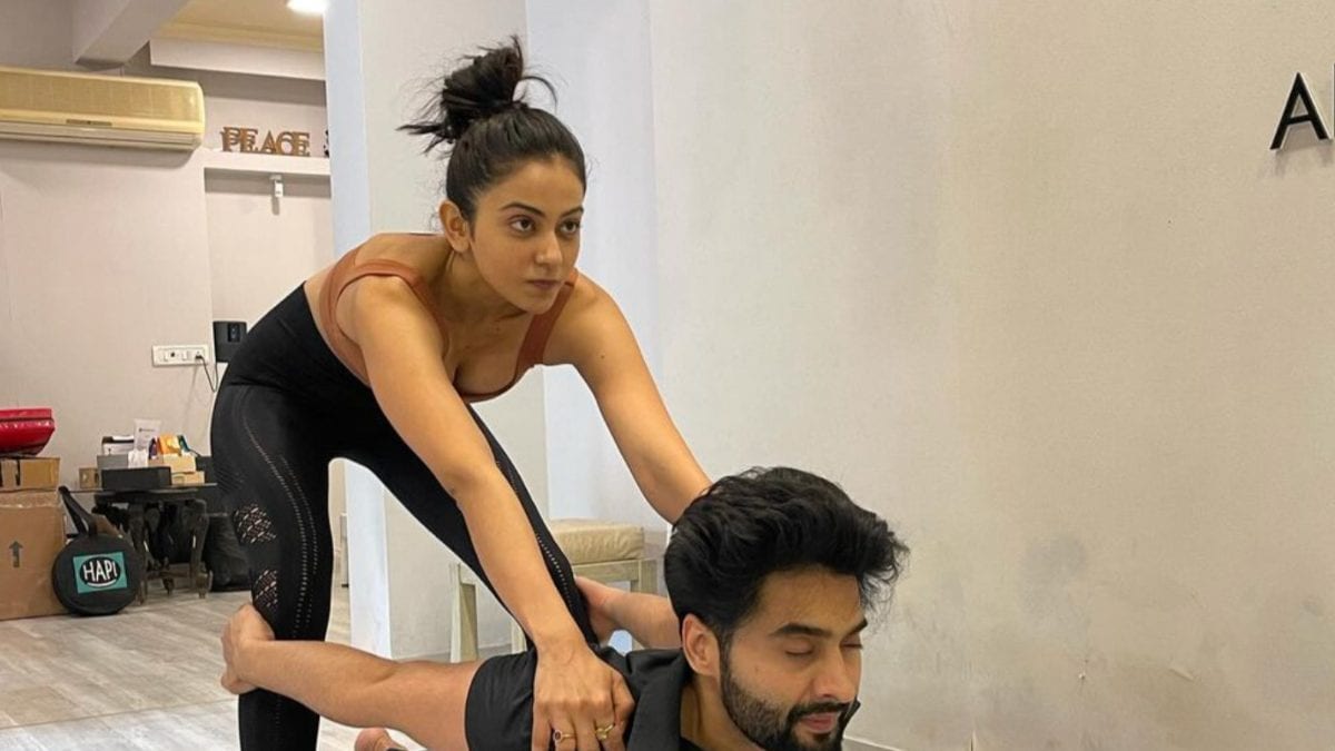 Rakul Preet Singh, Jackky Bhagnani Dish Out Major Couple Goals As They Perform Yoga Together