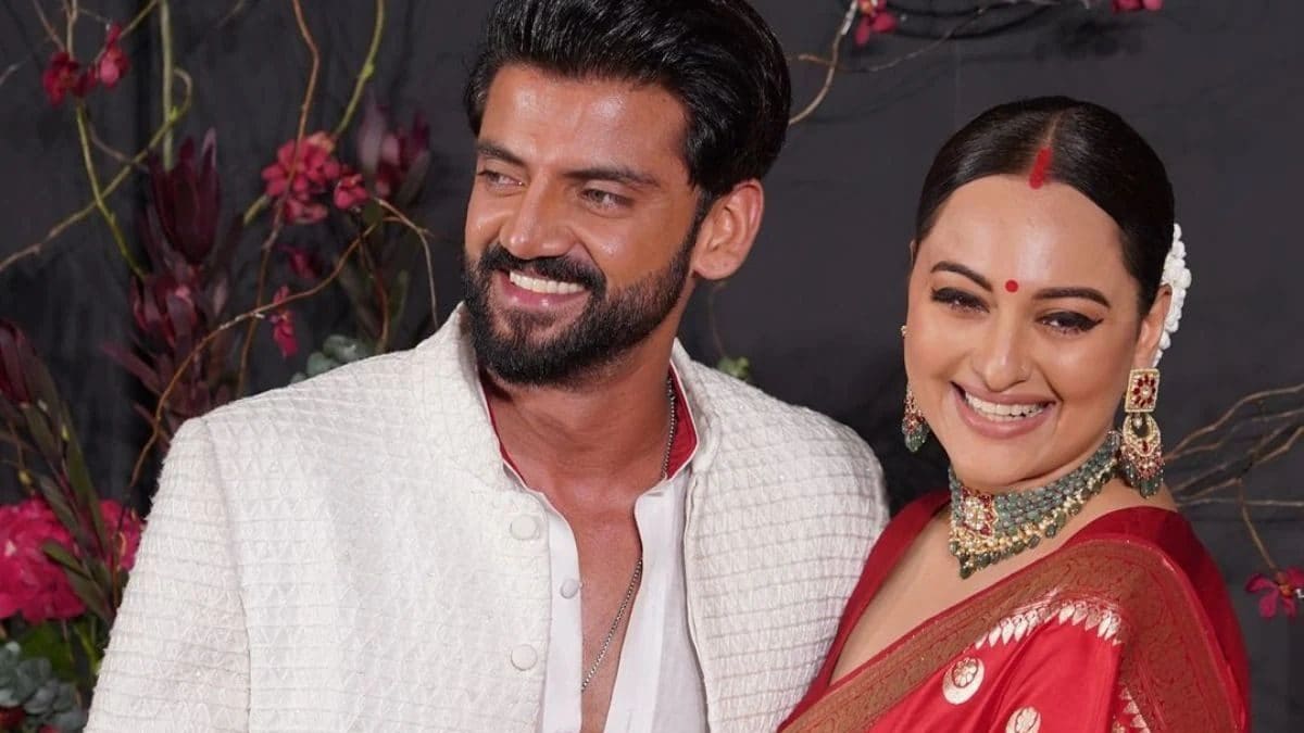 Sonakshi Sinha Sparks Pregnancy Rumours, AVOIDS Paps As She and Zaheer  Iqbal Exit Hospital | Watch - News18