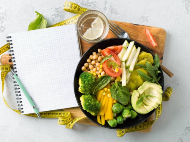 For a genuinely balanced and healthful diet, portion size is vital, but you also need to think about the macronutrients present. (Image: Shutterstock)