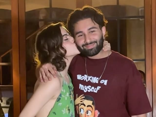 Urfi Javed Kisses Orry, He Agrees To Marry Her and Says 'Kaun Nahi Karega'  | Watch Viral Video - News18