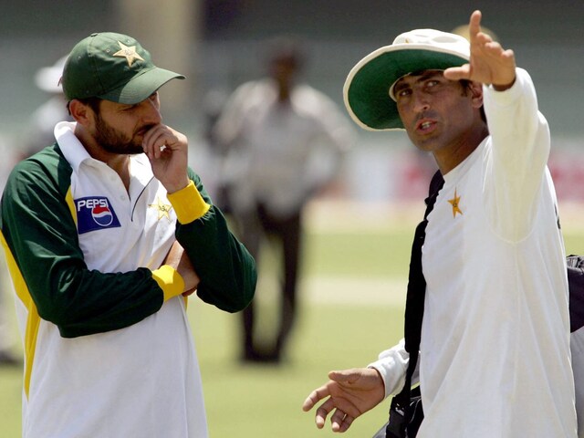 Younis Khan (R) and Shahid Afridi (L) - AFP Photo 
