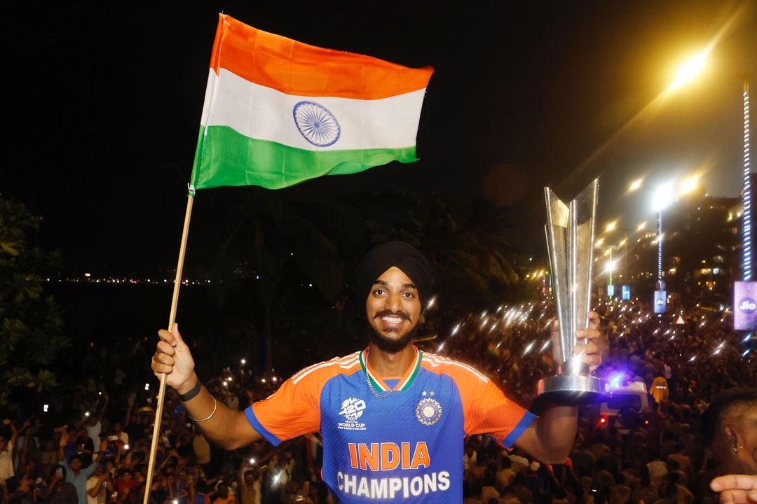 Left-arm medium-fast bowler Arshdeep Singh, who played his second T20 World Cup this year, posed with an Indian flag in one hand and the prestigious cup in the other. (Team India) Left-arm medium-fast bowler Arshdeep Singh, who played his second T20 World Cup this year, posed with an Indian flag in one hand and the prestigious cup in the other. (Team India)
