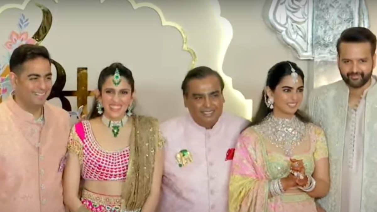 Akash Ambani Cracks Up, Mukesh Ambani and Isha Ambani Smile as Paps Scream at Anant Ambani's Wedding