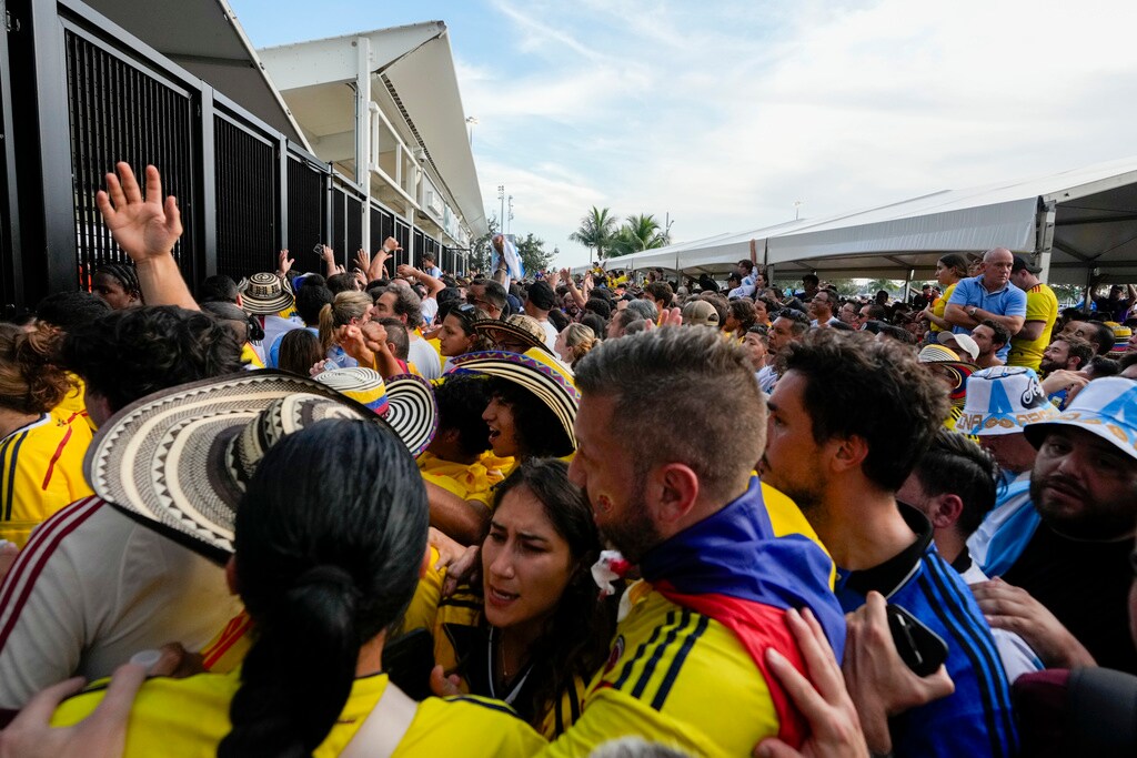 Fans wait to enter the stadium prior to the Copa America final between Argentina and Colombia in Miami Gardens, Fla., Sunday, July 14, 2024. (AP Photo/Lynne Sladky) Fans wait to enter the stadium prior to the Copa America final between Argentina and Colombia in Miami Gardens, Fla., Sunday, July 14, 2024. (AP Photo/Lynne Sladky)