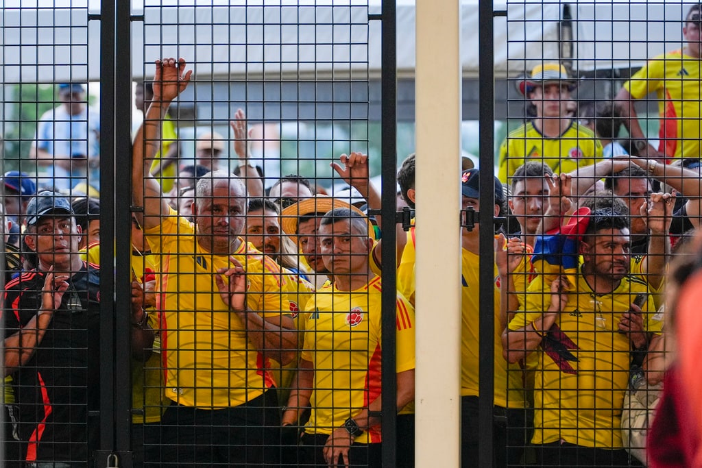 Fans wait to enter the stadium prior to the Copa America final between Argentina and Colombia in Miami Gardens, Fla., Sunday, July 14, 2024. (AP Photo/Lynne Sladky) Fans wait to enter the stadium prior to the Copa America final between Argentina and Colombia in Miami Gardens, Fla., Sunday, July 14, 2024. (AP Photo/Lynne Sladky)