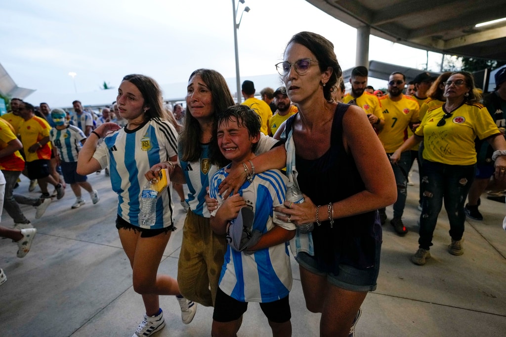 Fans try to enter the stadium following delays to the Copa America final between Argentina and Colombia, in Miami Gardens, Fla., Sunday, July 14, 2024. (AP Photo/Lynne Sladky) Fans try to enter the stadium following delays to the Copa America final between Argentina and Colombia, in Miami Gardens, Fla., Sunday, July 14, 2024. (AP Photo/Lynne Sladky)