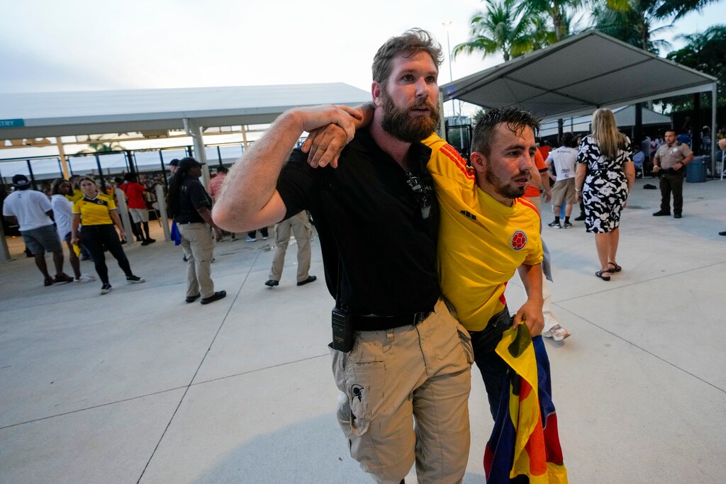 A security agent assists a fan who was waiting to enter the stadium prior to the Copa America final between Argentina and Colombia, in Miami Gardens, Fla., Sunday, July 14, 2024. (AP Photo/Lynne Sladky) A security agent assists a fan who was waiting to enter the stadium prior to the Copa America final between Argentina and Colombia, in Miami Gardens, Fla., Sunday, July 14, 2024. (AP Photo/Lynne Sladky)
