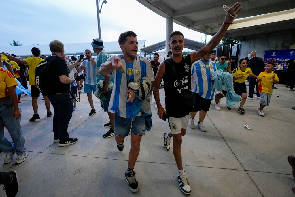 Fans try to enter the stadium prior to the Copa America final betwen Argentina and Colombia, in Miami Gardens, Fla., Sunday, July 14, 2024. (AP Photo/Lynne Sladky) Fans try to enter the stadium prior to the Copa America final betwen Argentina and Colombia, in Miami Gardens, Fla., Sunday, July 14, 2024. (AP Photo/Lynne Sladky)