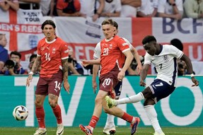 England's Bukayo Saka, right, shoots to score his side's scores his side's opening goal during a quarterfinal match between England and Switzerland at the Euro 2024 soccer tournament in Duesseldorf, Germany, Saturday, July 6, 2024. (AP Photo/Thanassis Stavrakis)