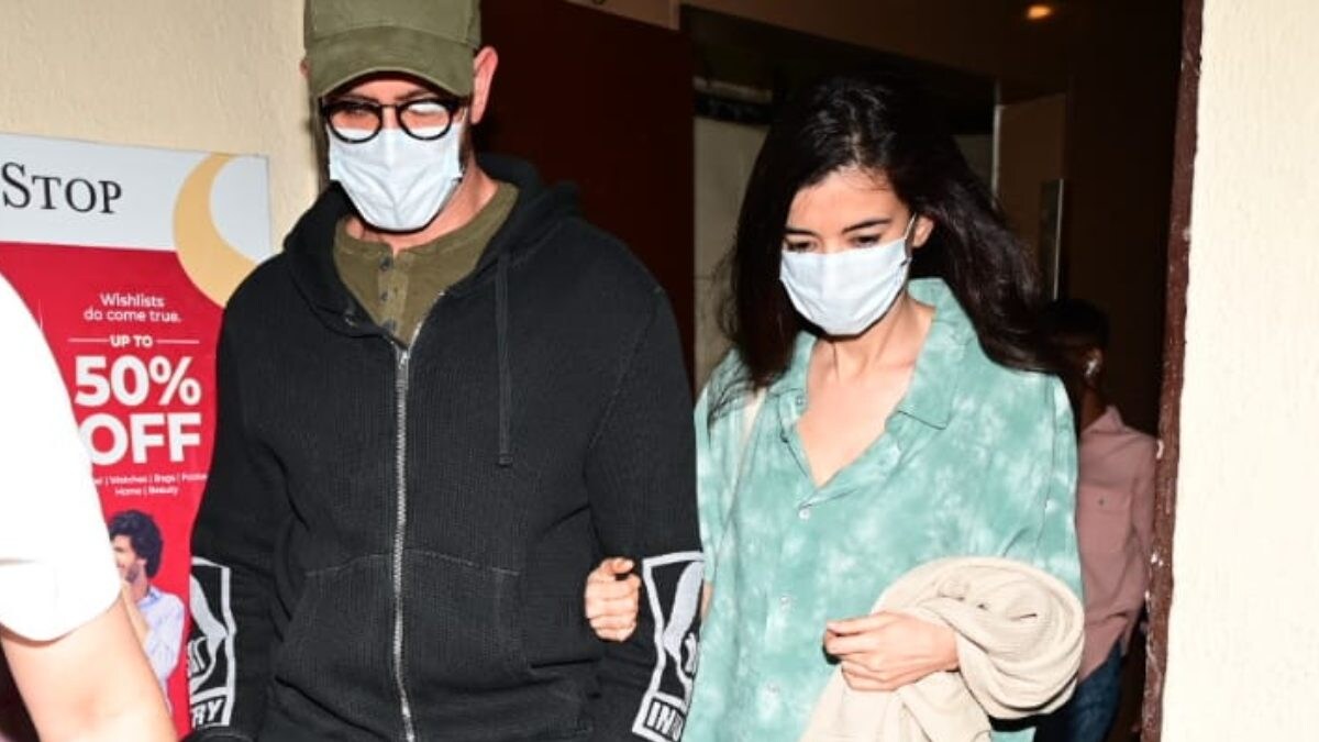 Hrithik Roshan and Saba Azad Shut Down Break Up Rumours, Step Out For a  Movie Date | Watch - News18