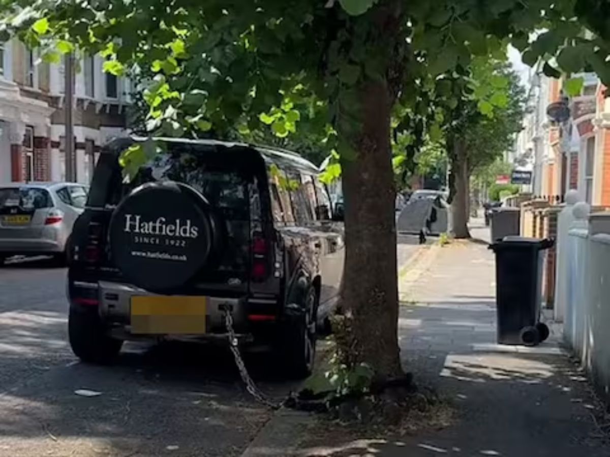 Land Rover Tree Crash In London, Land Rover Owner Chains It To A Tree To Prevent Theft ...