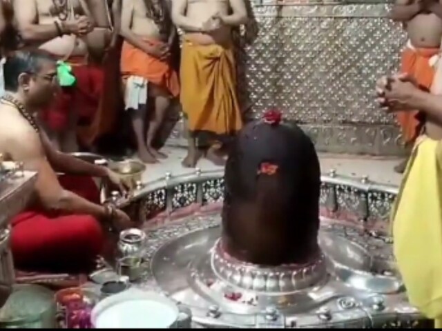 Devotees follow rituals to worship Lord Bholenath in order to please him. 