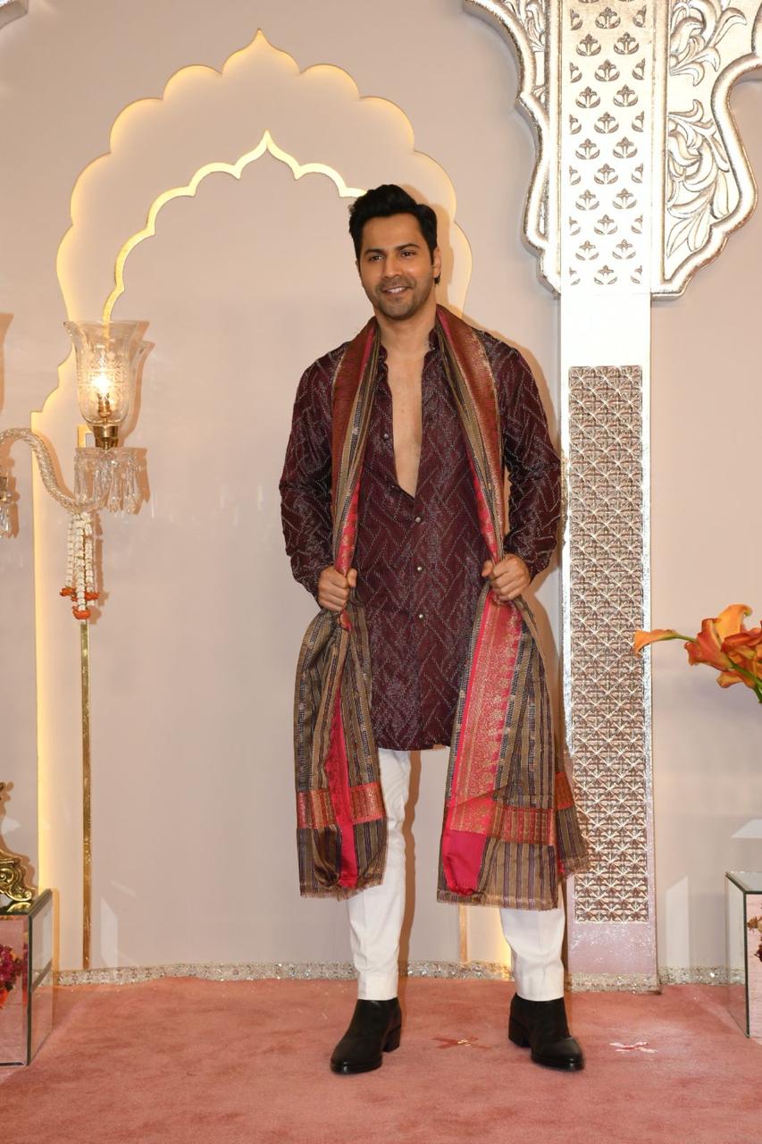 Varun Dhawan rocks a kurta-pajama set with a stylish dupatta at the wedding party. (Images: Viral Bhayani) Varun Dhawan rocks a kurta-pajama set with a stylish dupatta at the wedding party. (Images: Viral Bhayani)