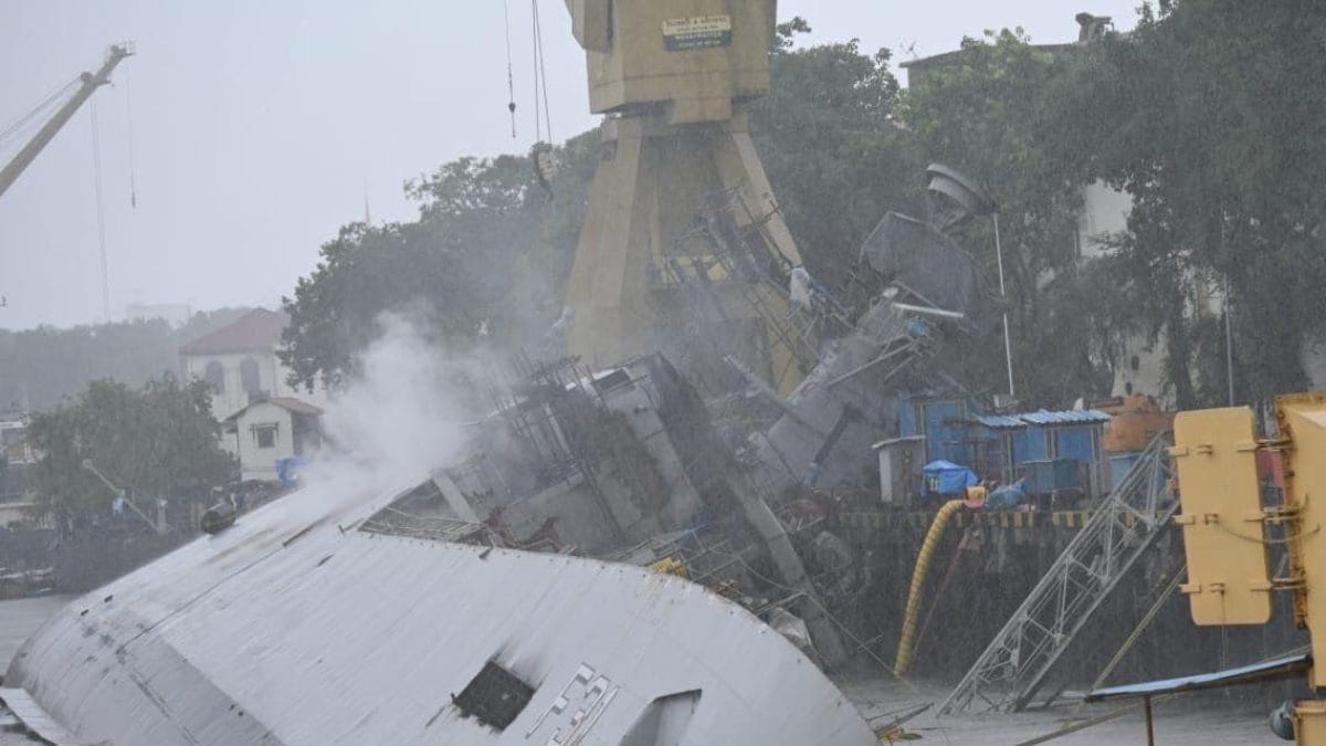インド海軍ブラマプトラ号で火災発生、乗組員行方不明、船はムンバイ海軍造船所で横転