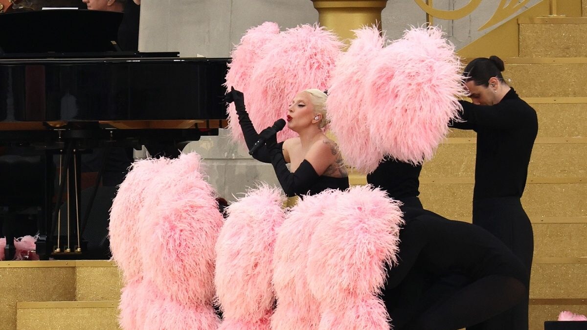 Lady Gaga Dramatically Emerges from Feathers for Breathtaking Act at Olympics Opening Ceremony | Watch – News18 Lady Gaga Dramatically Emerges from Feathers for Breathtaking Act at Olympics Opening Ceremony | Watch – News18