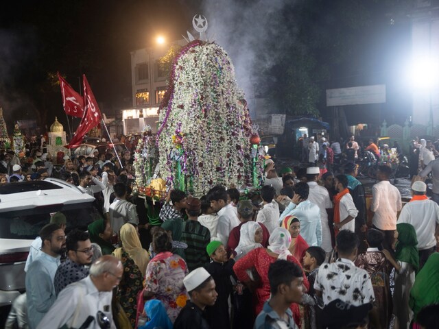 On Ashura, the Tazia is carried to a cemetery for burial. (Image: Shutterstock) 
