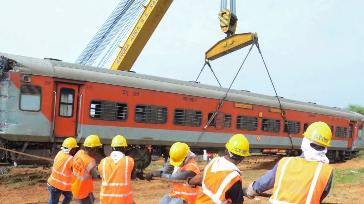 2 Killed, 22 Injured As Howrah-Mumbai Mail Derails, Centre Faces Oppn Flak – News18 2 Killed, 22 Injured As Howrah-Mumbai Mail Derails, Centre Faces Oppn Flak – News18